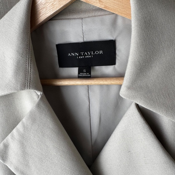 Ann Taylor Sleeveless Trench Blazer Vest – Size Small – Taupe Neutral - Picture 2 of 7